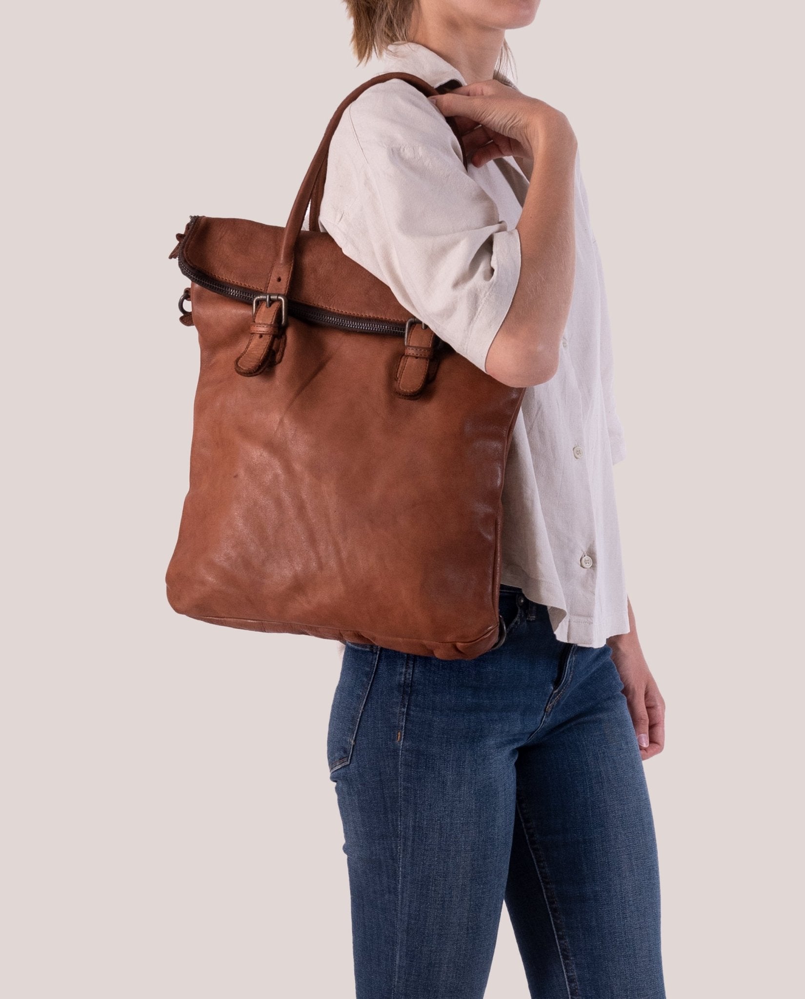 harolds-submarine-backpack-flap-lederrucksack-cognac image 2