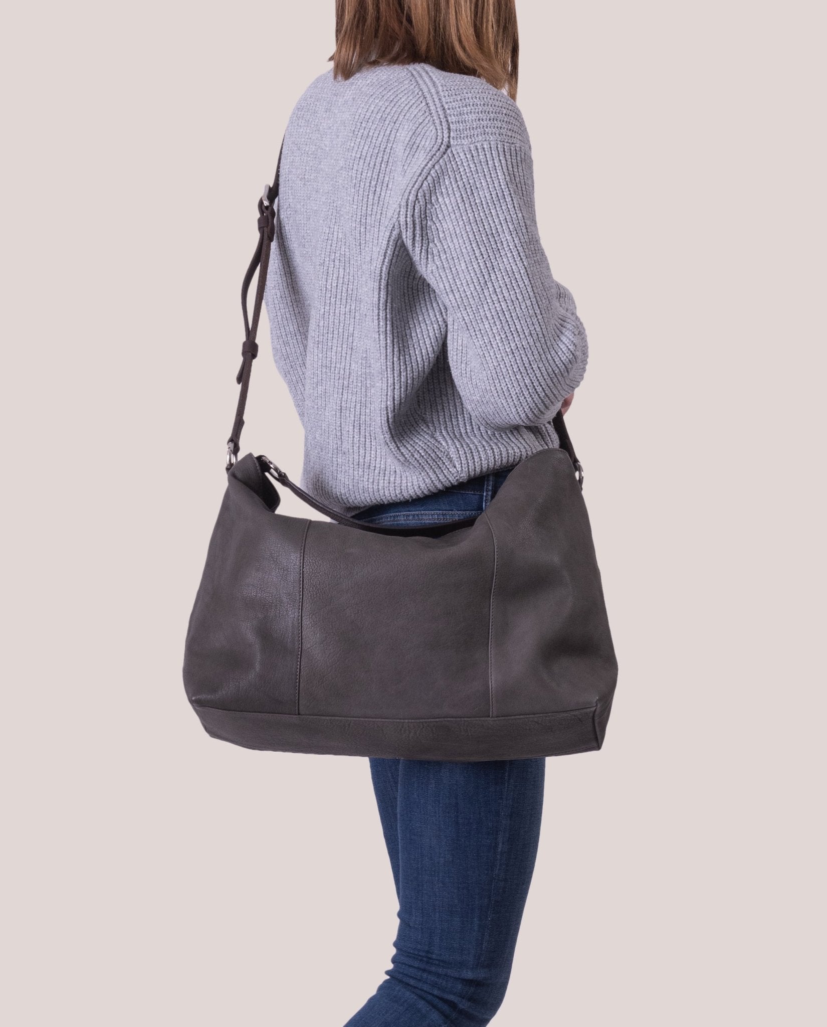 harolds-chaza-pouch-medium-umh-ngetasche-dunkelblau-leder image 2