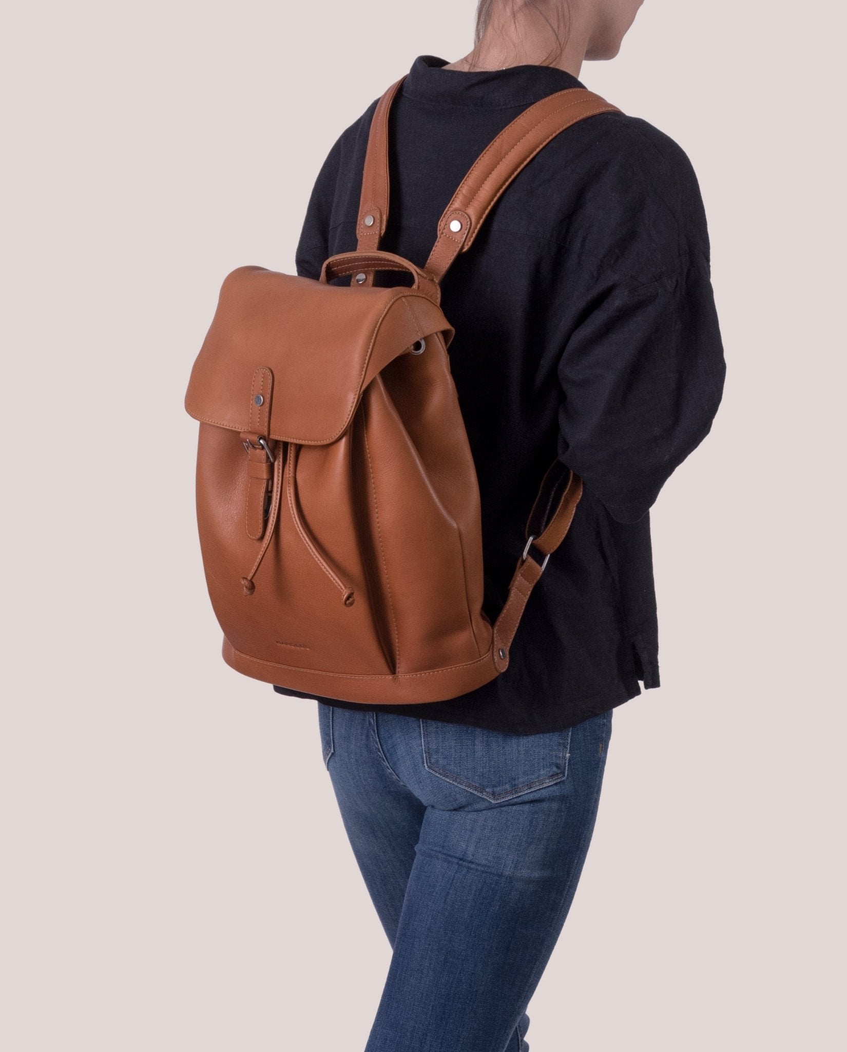 harolds-campo-backpack-m-rucksack-schwarz-vollrindleder-30x35cm image 2