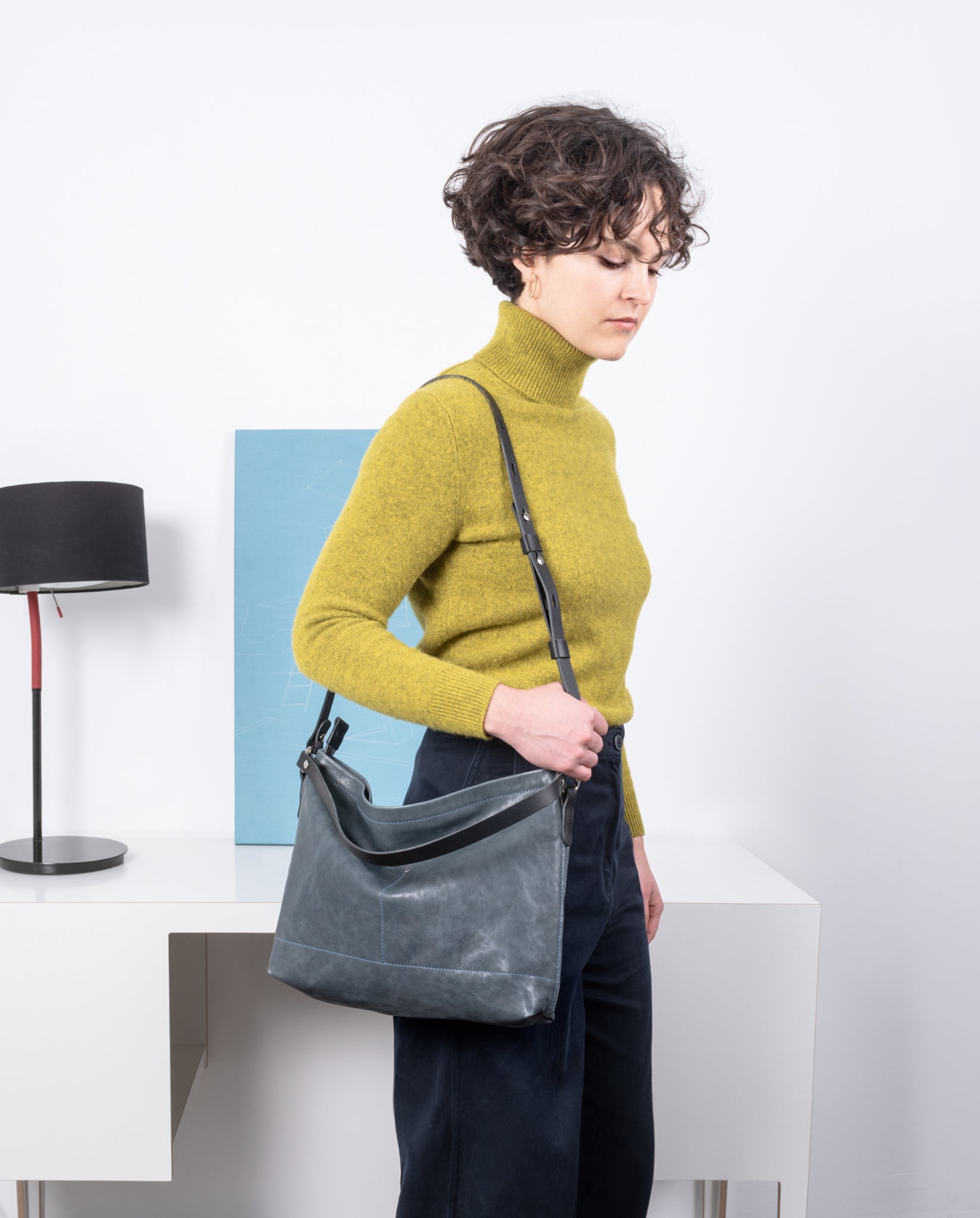 harolds-nabuku-pouch-handtasche-schwarz-nubukleder-leicht image 2
