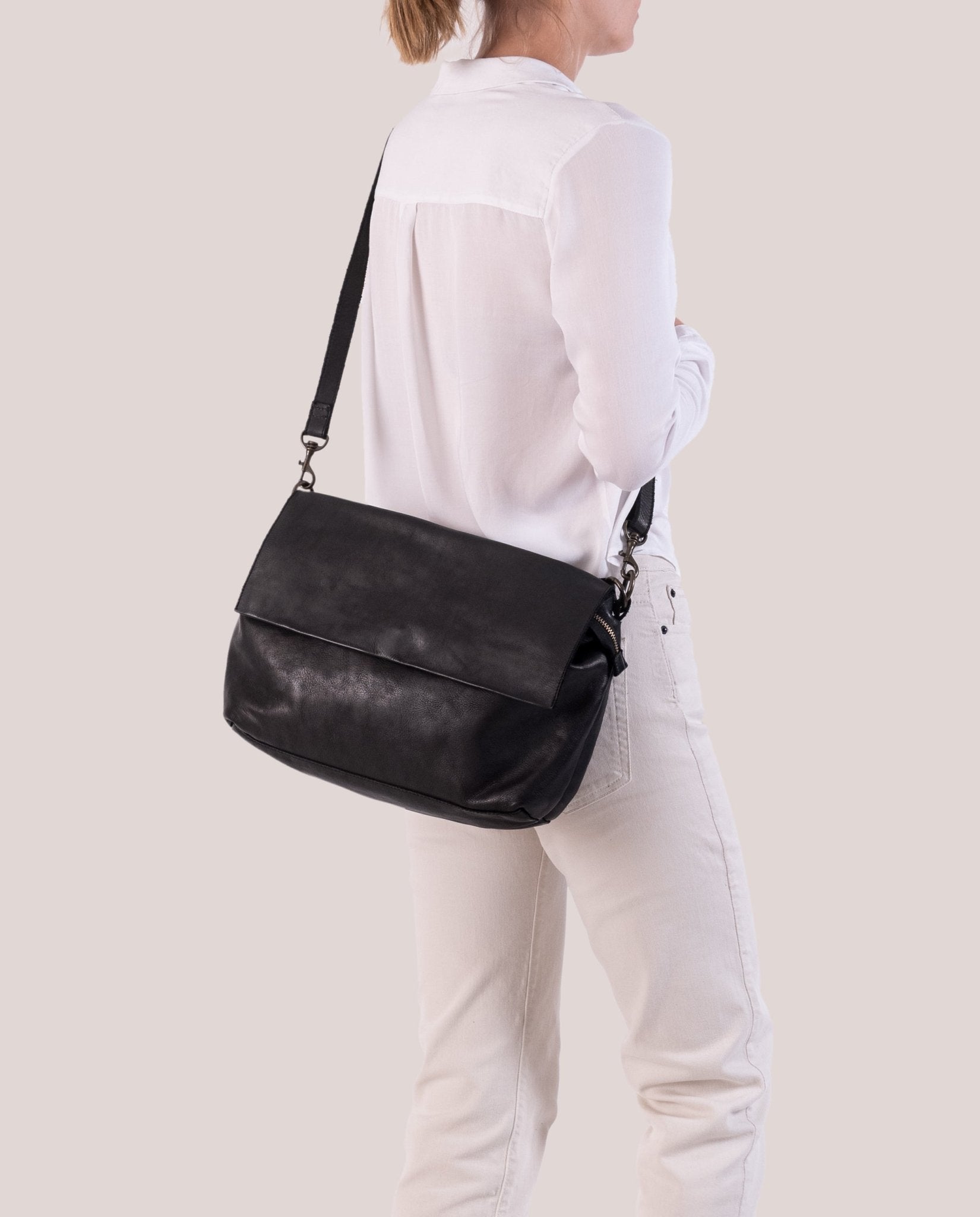 harolds-submarine-handbag-flap-handtasche-schwarz-leder image 2