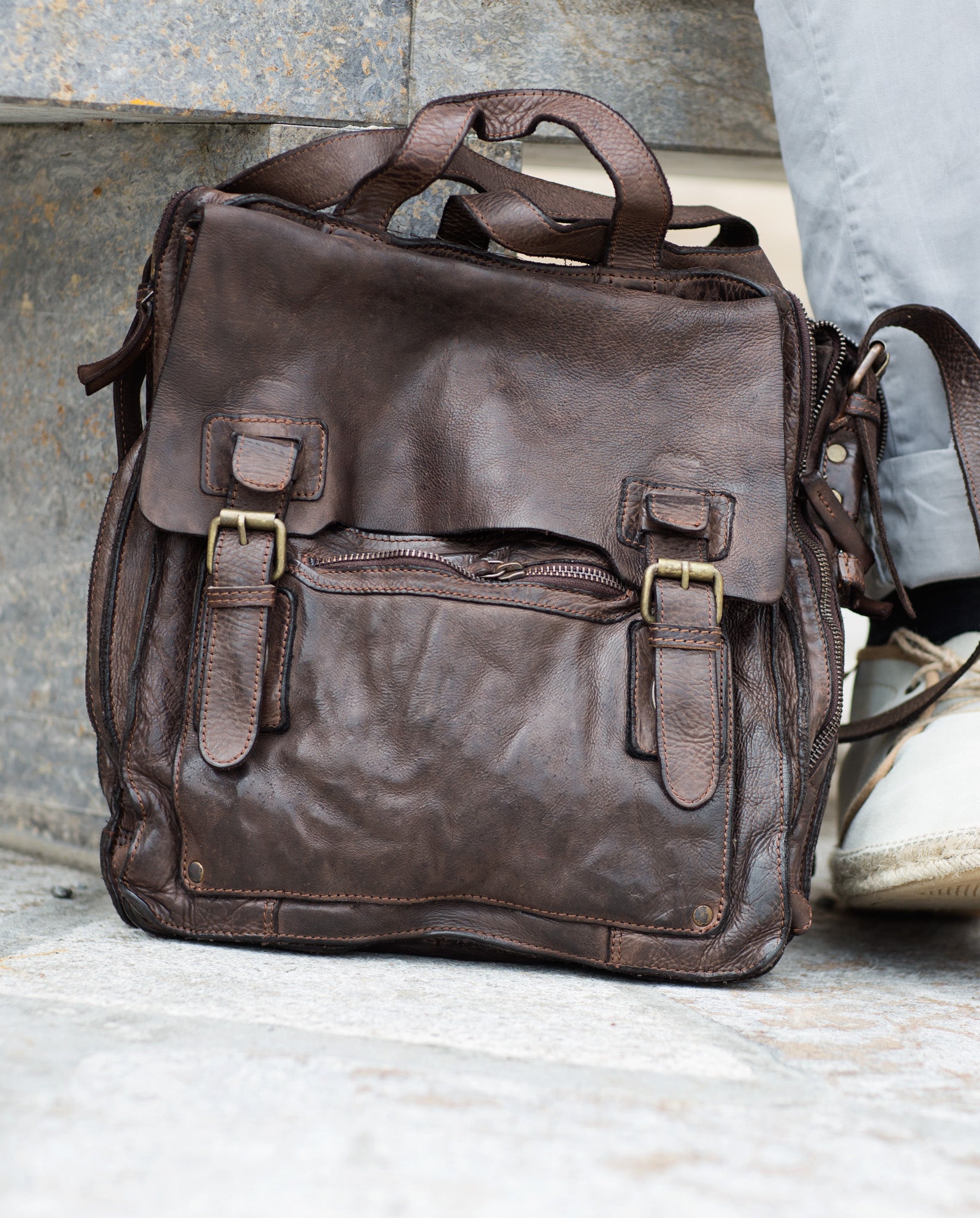 harolds-submarine-messengerbag-upend-kuriertasche-cognac-a4 image 2