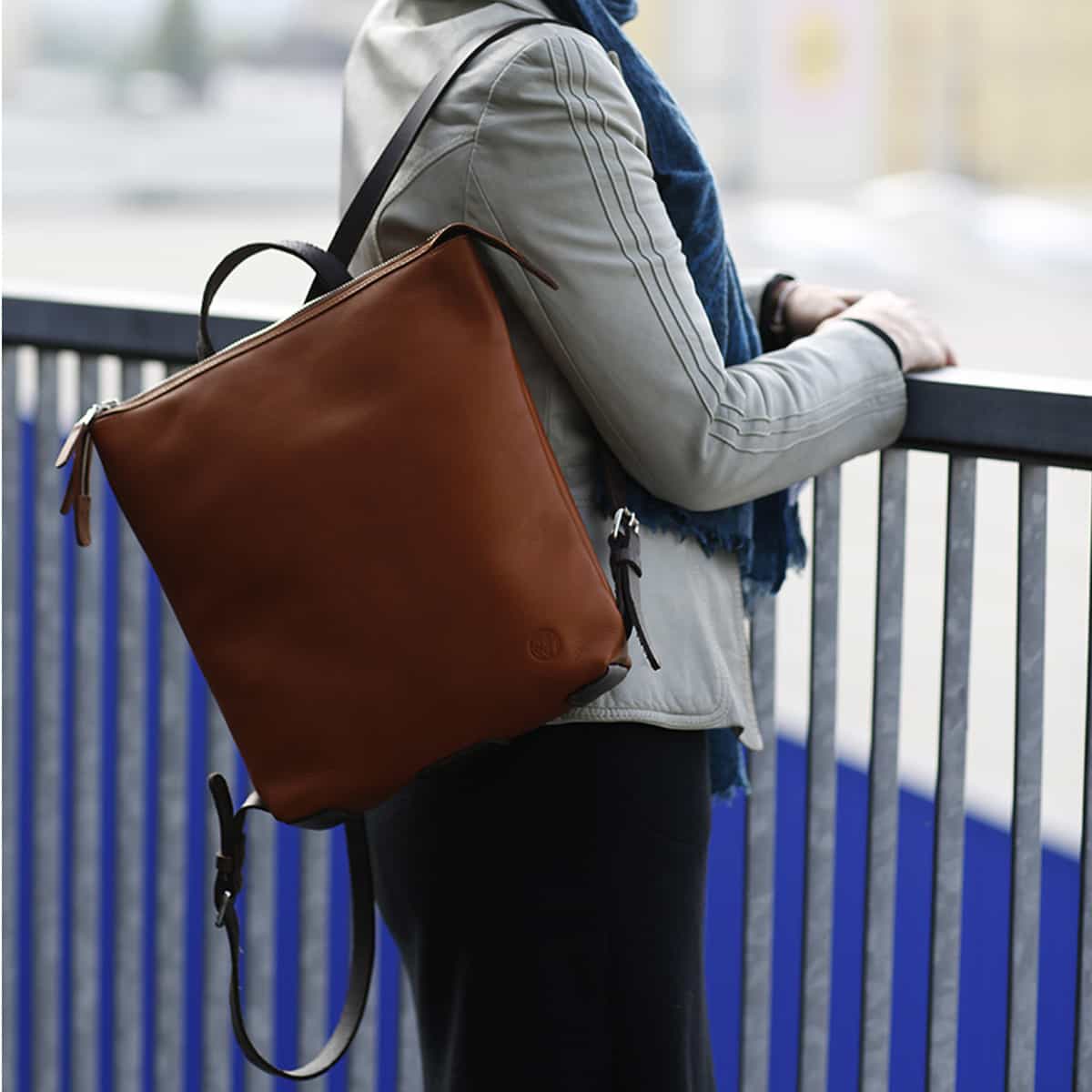 harolds-chaza-rucksack-leder-schwarz-din-a4-pflanzlich-gegerbt image 2