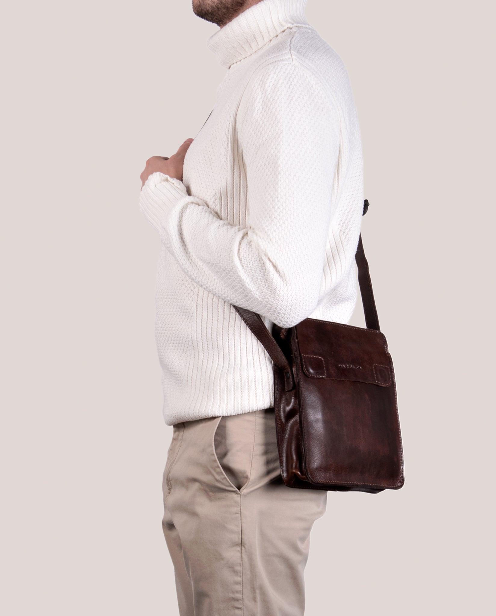 harolds-aberdeen-crossbag-m-umh-ngetasche-schwarz-a5-leder image 2