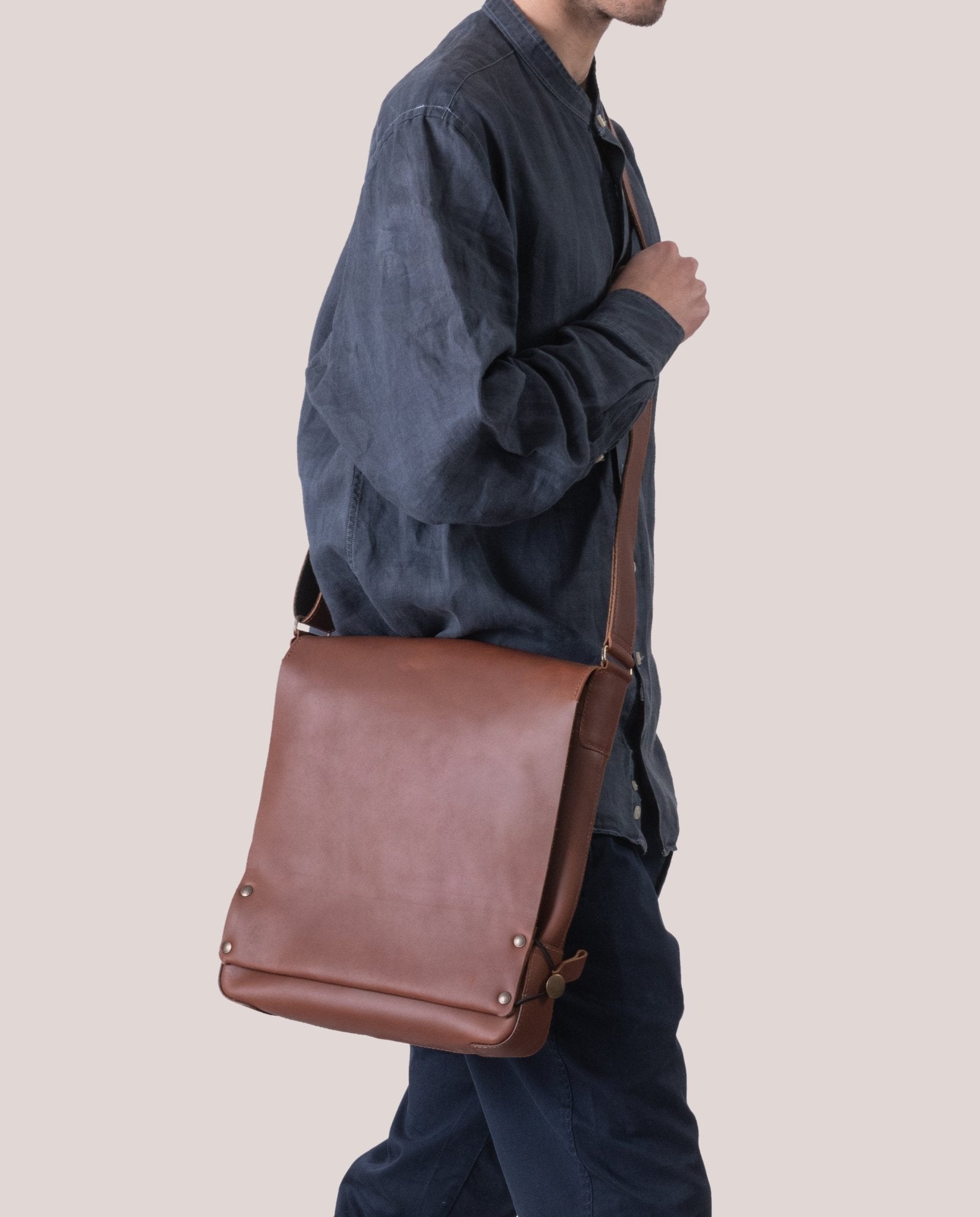 harolds-antic-messengerbag-upend-jil-kuriertasche-schwarz image 2