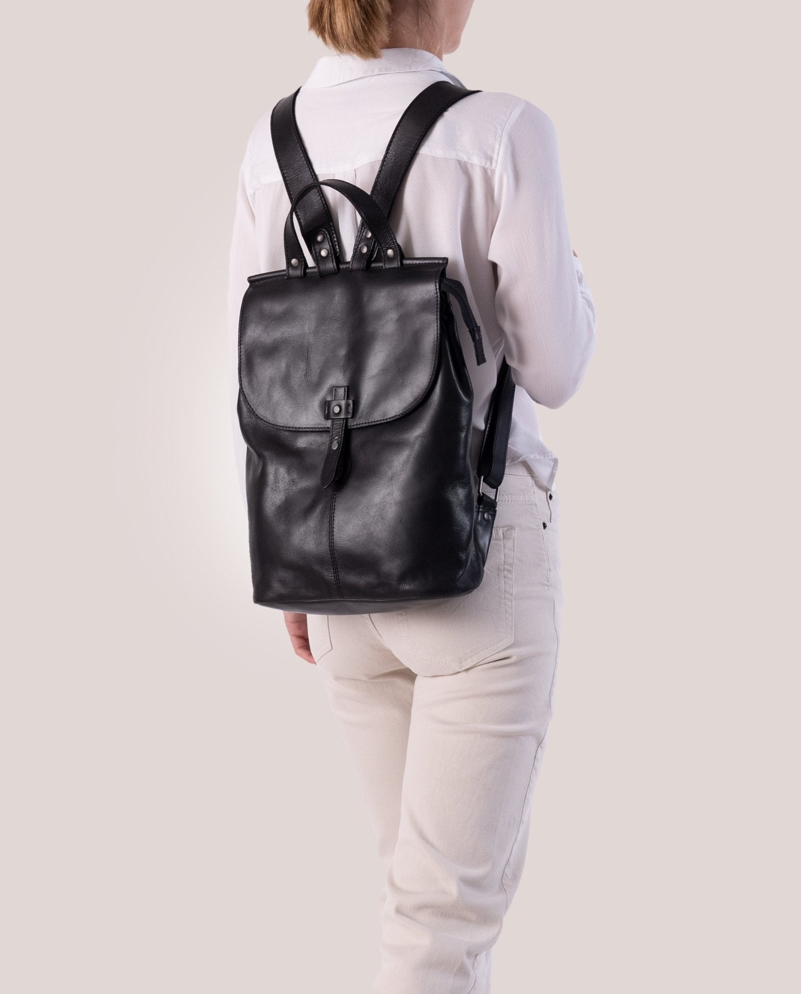 harolds-aberdeen-backpack-women-rucksack-schwarz-leder-tablet image 2