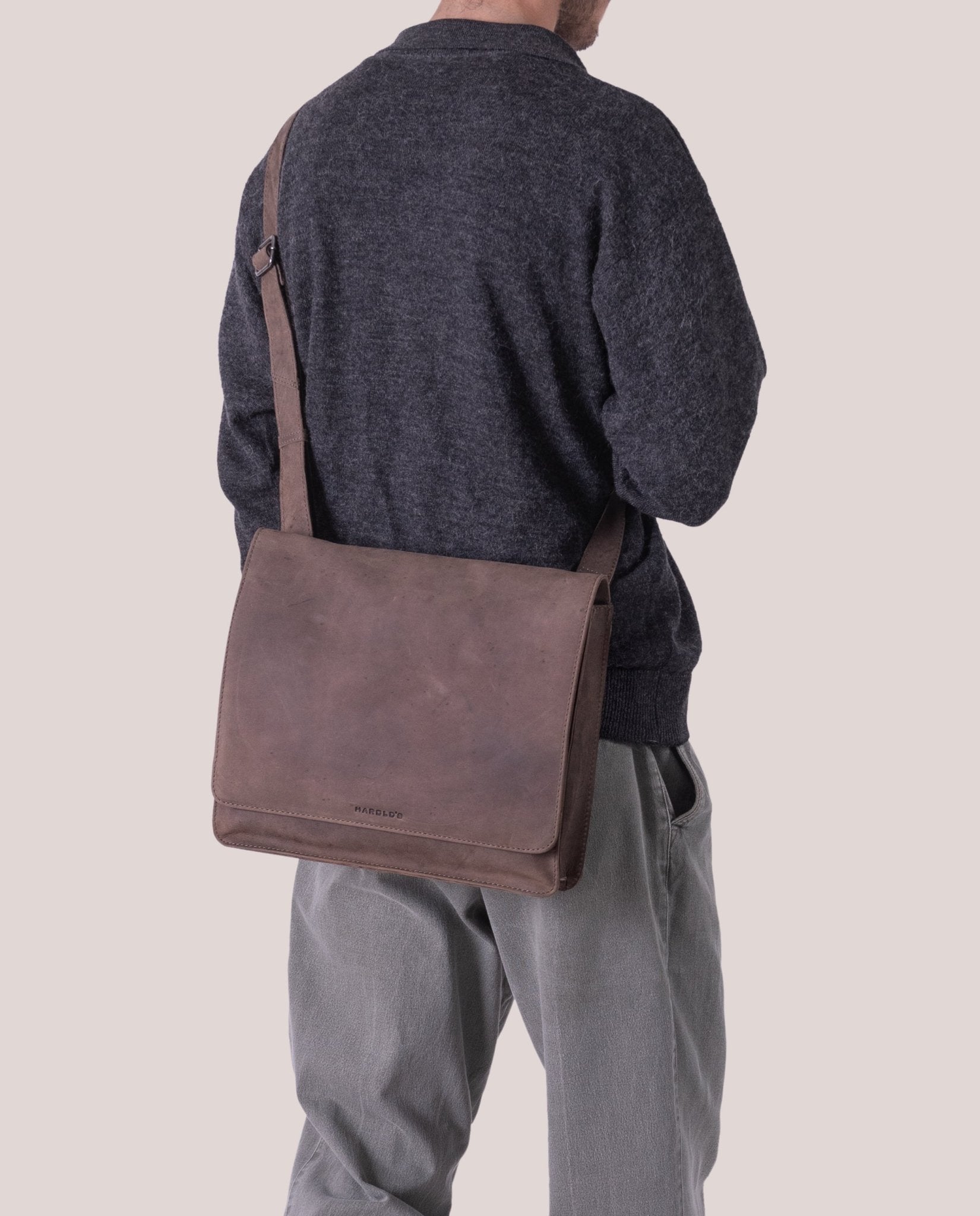 harolds-antic-messengerbag-kuriertasche-tabletfach-taupe image 2