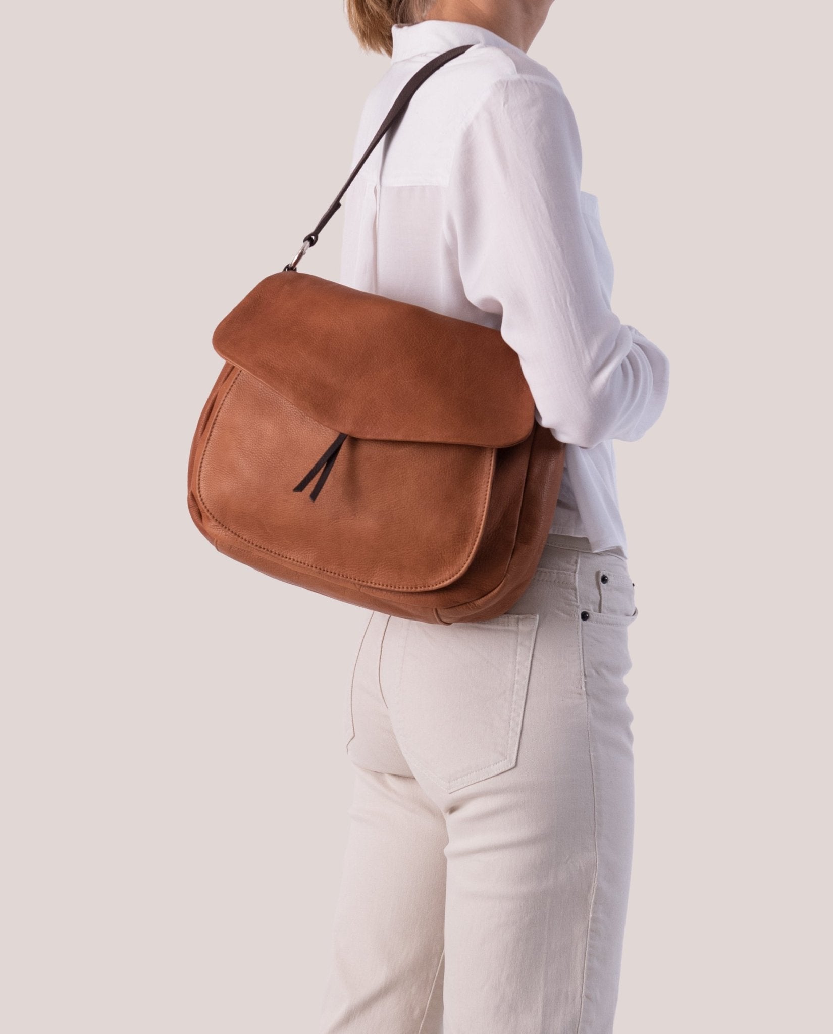 harolds-chaza-slingbag-large-schultertasche-schwarz-leder image 2