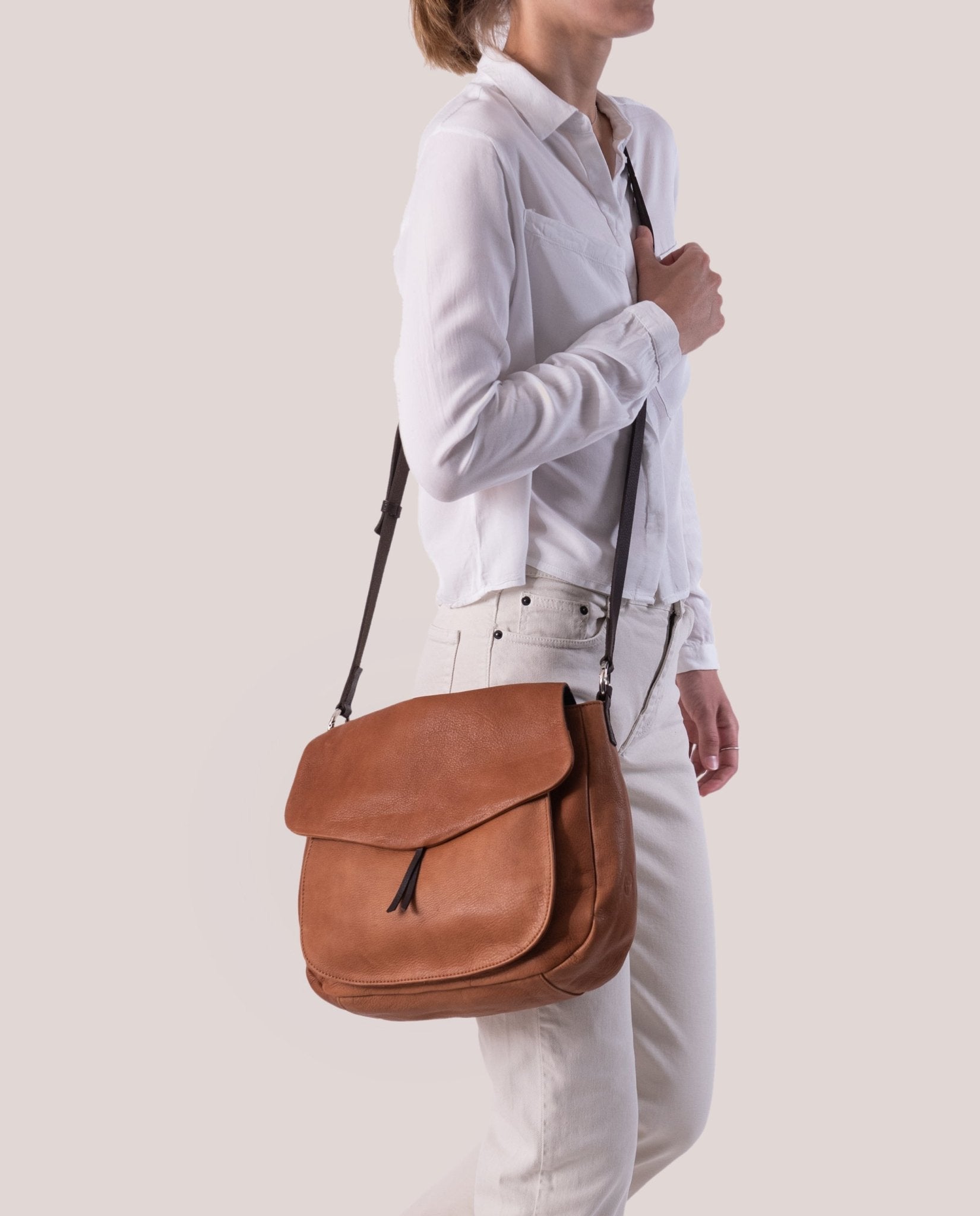 harolds-chaza-slingbag-large-schultertasche-schwarz-leder image 3