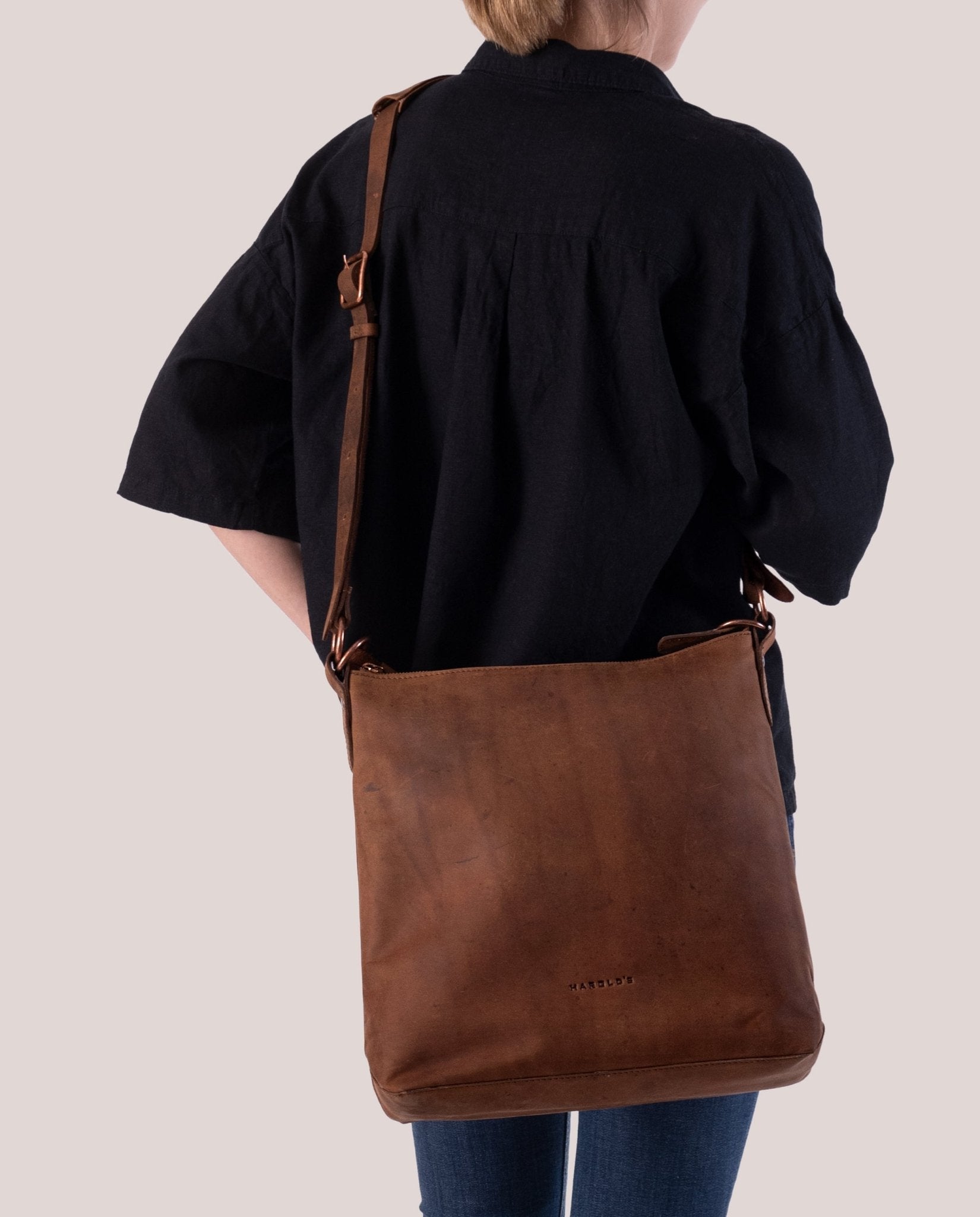 harolds-antic-pouch-upend-schultertasche-leder-natur image 2