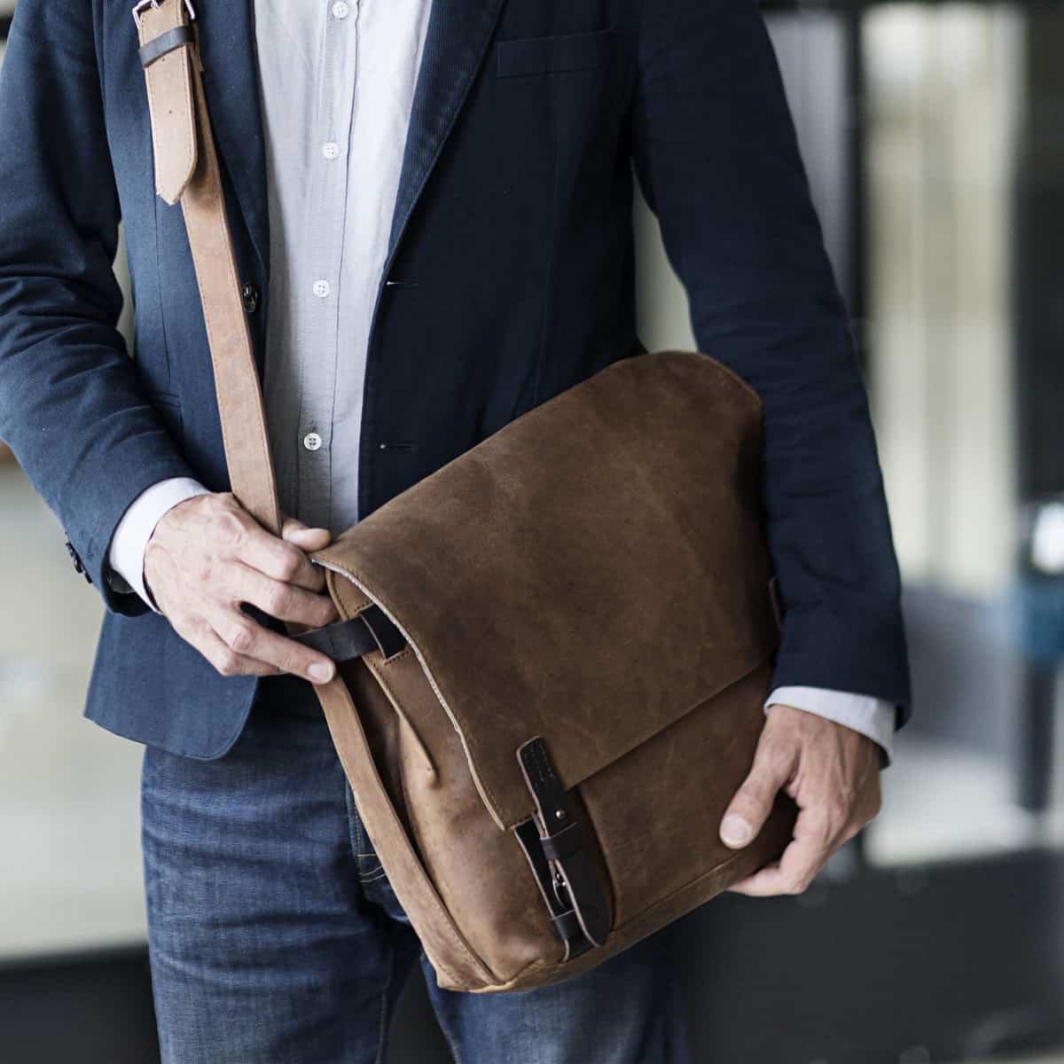 harolds-antic-messengerbag-l-kuriertasche-natur-a4-leder image 2