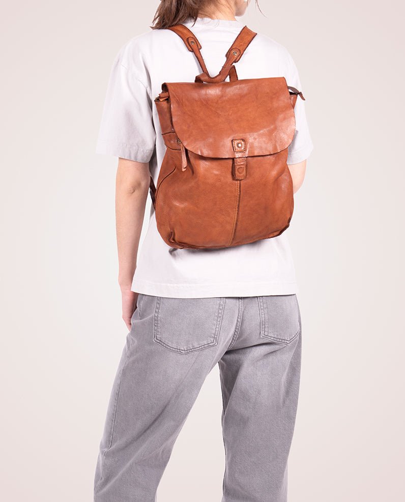 harolds-submarine-city-backpack-rucksack-schwarz-a4-leder image 2