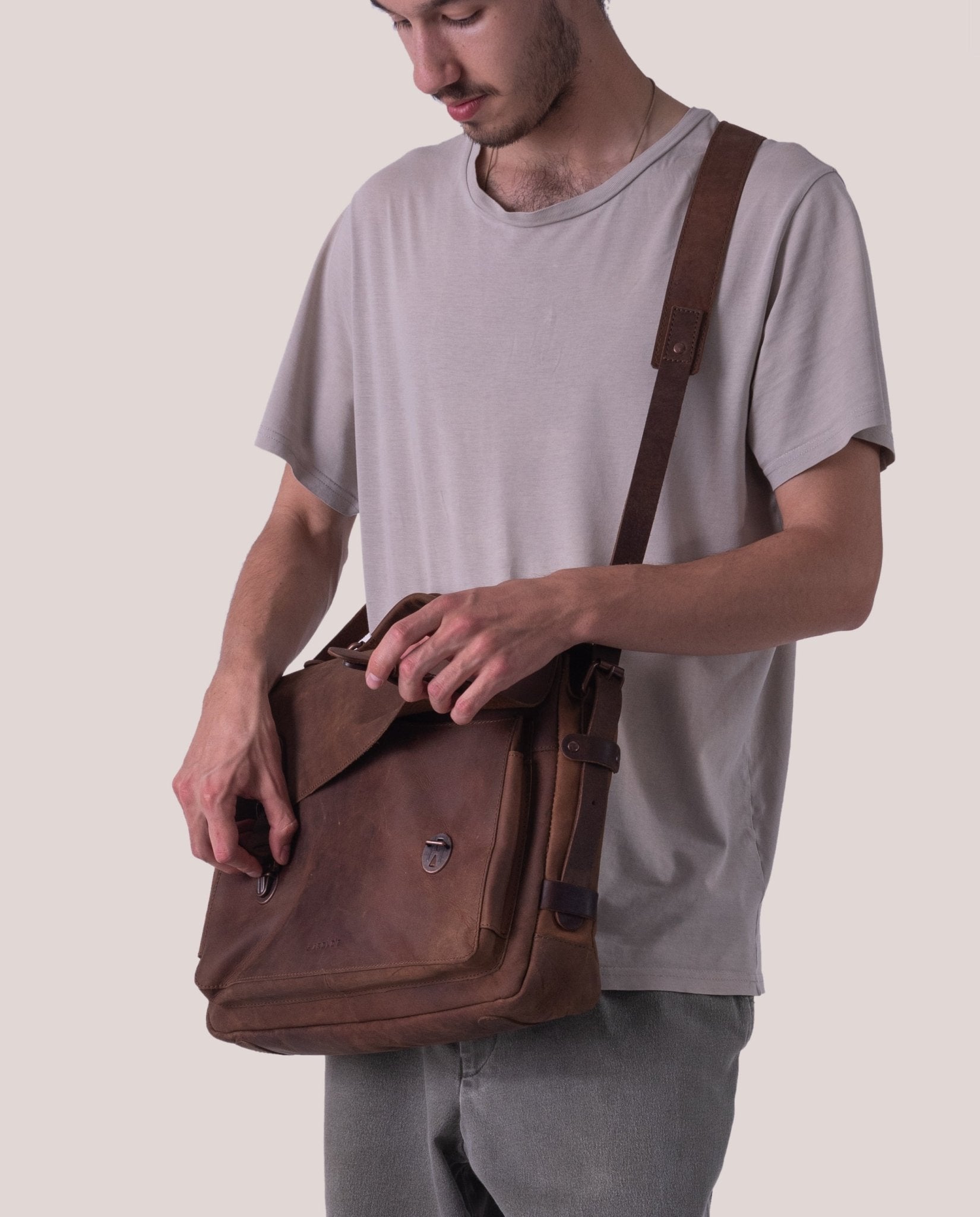 harolds-antic-briefcase-l-aktentasche-natur-leder image 2