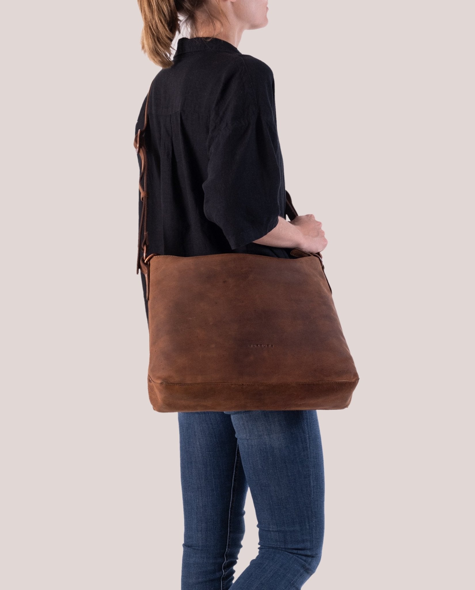 harolds-antic-pouch-schultertasche-natur-a4-querformat image 3