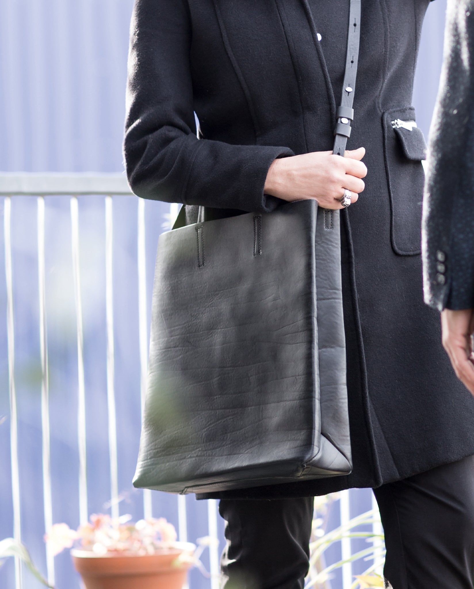 harolds-kraud-leather-paperbag-shopper-schwarz-mit-gurt image 2