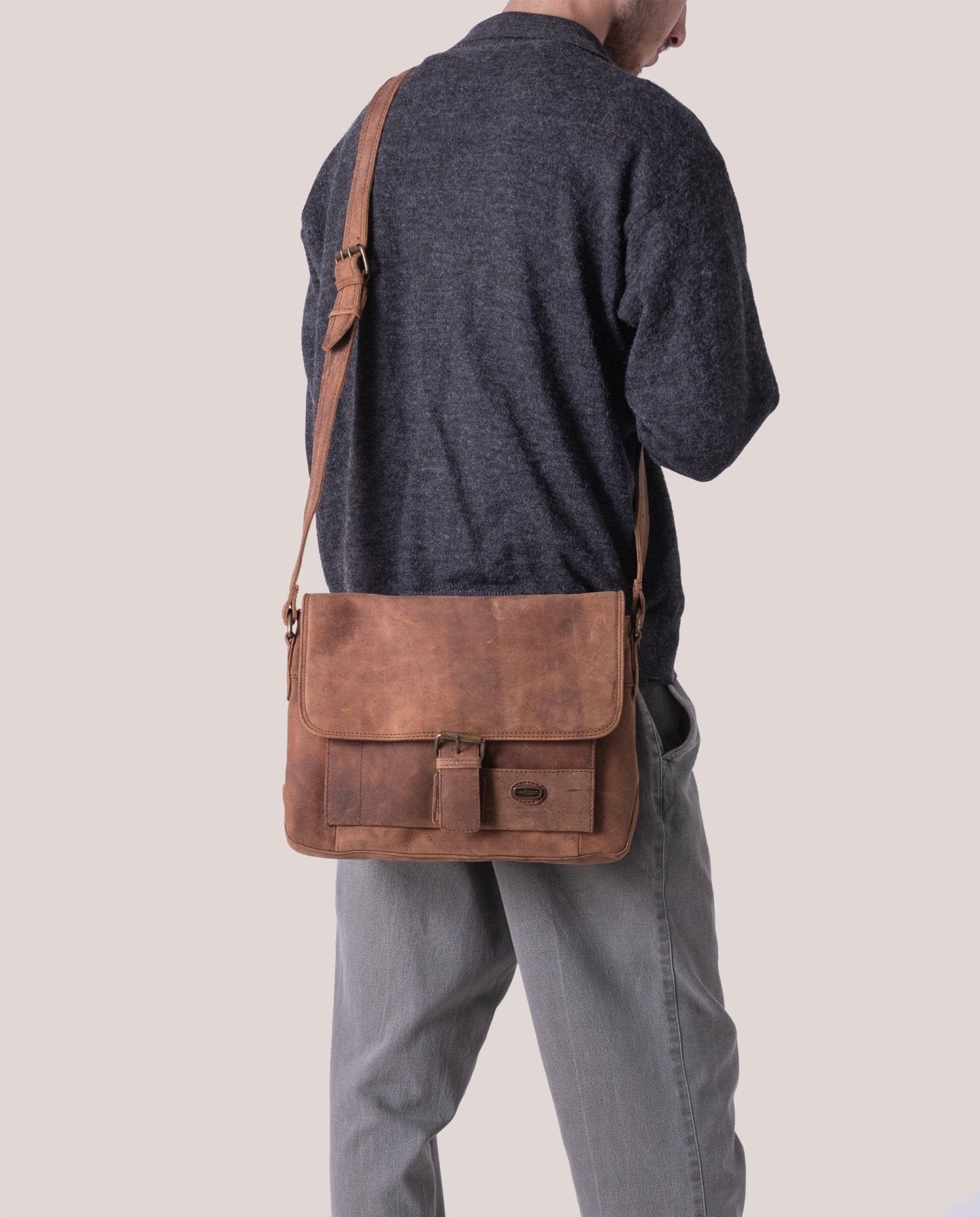 harolds-antic-messengerbag-s-umh-ngetasche-natur-rindleder image 2